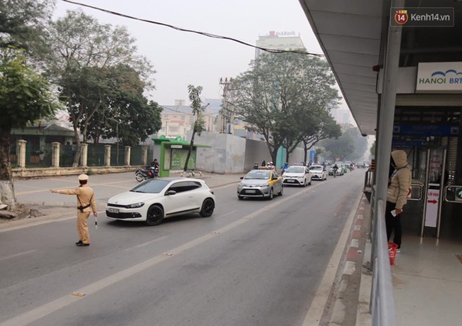 Hà Nội ra quân xử lý xe máy, ô tô lấn làn xe buýt nhanh BRT - Ảnh 3.