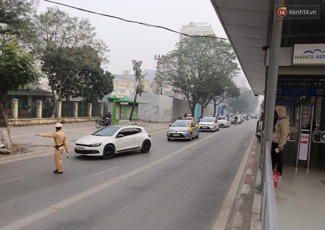 H&agrave; Nội ra qu&acirc;n xử l&yacute; xe m&aacute;y, &ocirc; t&ocirc; lấn l&agrave;n xe bu&yacute;t nhanh BRT - Ảnh 3.