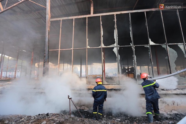 Hà Nội: Cháy dữ dội tại khu đất 1.000 m2 gần đường Võ Chí Công, khói đen bốc cao hàng chục mét - Ảnh 8.