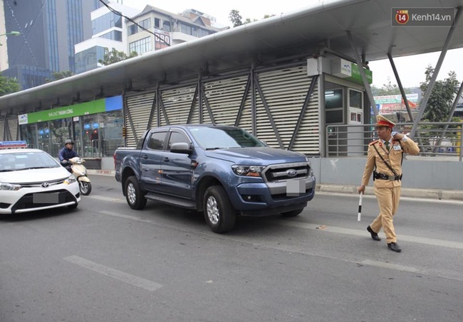 H&agrave; Nội ra qu&acirc;n xử l&yacute; xe m&aacute;y, &ocirc; t&ocirc; lấn l&agrave;n xe bu&yacute;t nhanh BRT - Ảnh 6.