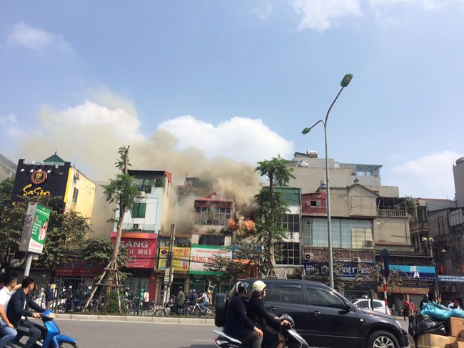 H&agrave; Nội: Đang ch&aacute;y lớn ở tr&ecirc;n đường Giải Ph&oacute;ng - Ảnh 2.