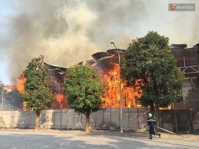 Hà Nội: Cháy dữ dội tại khu đất 1.000 m2 gần đường Võ Chí Công, khói đen bốc cao hàng chục mét - Ảnh 2.