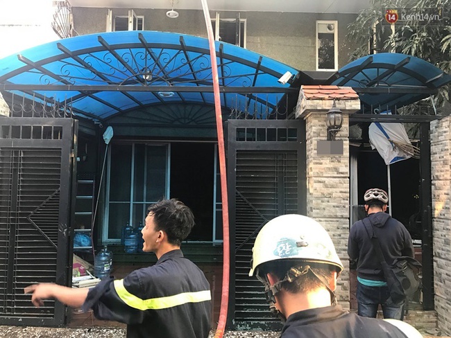 Giải cứu 5 người bị mắc kẹt trong căn nhà 3 tầng bốc cháy ở Sài Gòn - Ảnh 1.