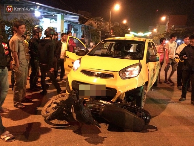 Quảng Nam: T&agrave;i xế taxi k&eacute;o l&ecirc; xe m&aacute;y trong đ&ecirc;m, 2 thanh ni&ecirc;n trọng thương - Ảnh 1.