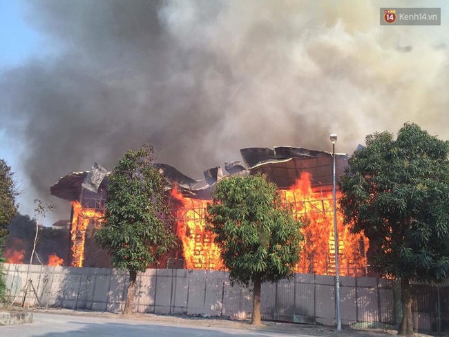 Hà Nội: Cháy dữ dội tại khu đất 1.000 m2 gần đường Võ Chí Công, khói đen bốc cao hàng chục mét - Ảnh 3.
