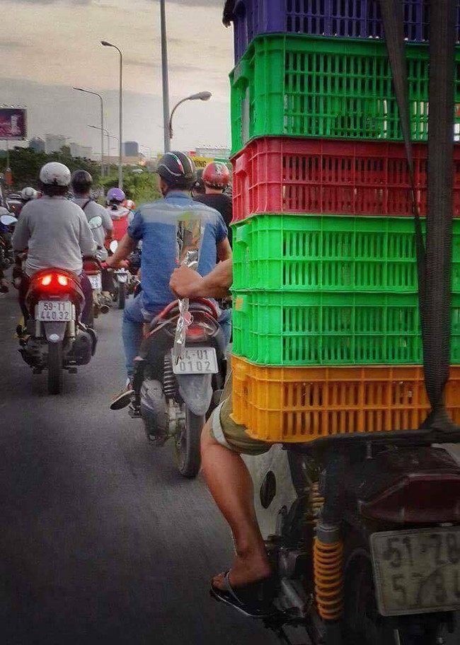 Photos of the day: Bông hoa gói vội ngày Valentine giữa gánh nặng mưu sinh - Ảnh 1.