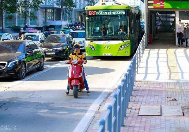 Clip: Người dân vô tư phi xe vào chặn đầu chặn đuôi bus nhanh BRT - Ảnh 2.