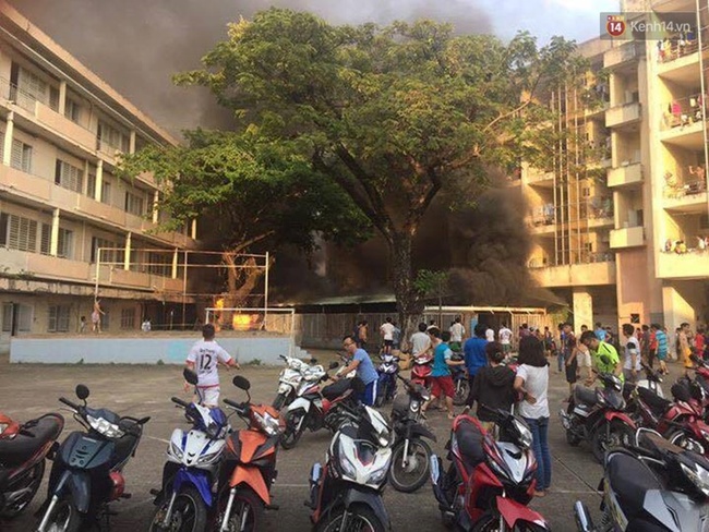 Cháy nhà xe, hàng trăm sinh viên tháo chạy tán loạn khỏi kí túc xá trường ĐH Y Dược TP.HCM - Ảnh 2.