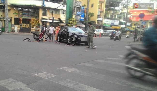 Xe máy gãy rụng rời sau khi tông vào xế hộp ở trung tâm Sài Gòn - Ảnh 1.