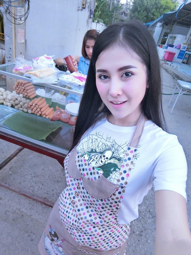 Nhan sắc xinh đẹp của cô nàng bán thịt viên chiên khiến cộng đồng mạng Thái Lan xôn xao - Ảnh 1.