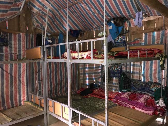 K&yacute; t&uacute;c x&aacute; tiểu học v&ugrave;ng cao: Nơi lũ trẻ sống c&ugrave;ng mưa gi&oacute; để kiếm t&igrave;m con chữ... - Ảnh 3.