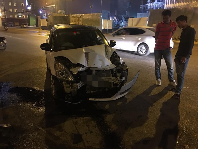 Hà Nội: Tai nạn nghiêm trọng, ô tô nát bươm bên đường - Ảnh 2.
