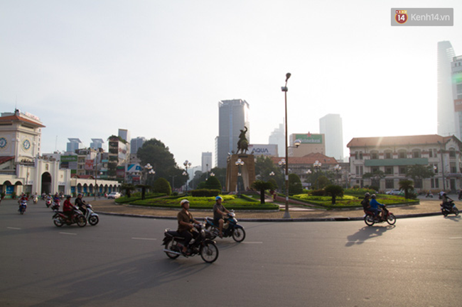 Phá bỏ vòng xoay trước chợ Bến Thành để xây nhà ga Metro ở Sài Gòn - Ảnh 1.