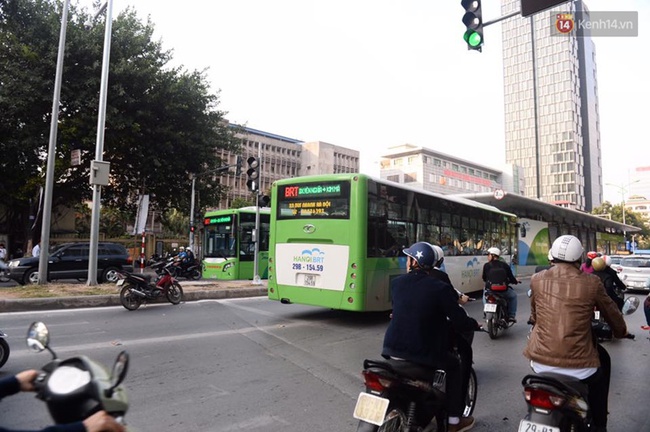 Buýt nhanh BRT lỗi kỹ thuật nằm giữa làn ưu tiên trên đường Láng Hạ - Ảnh 6.