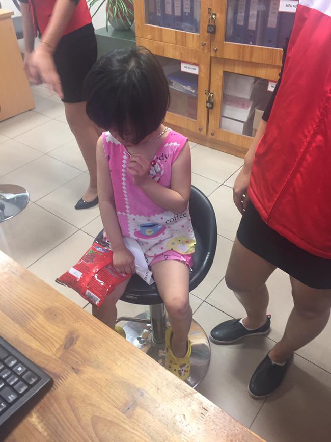 H&agrave; Nội: B&eacute; g&aacute;i bị mẹ đ&aacute;nh mắng, bỏ lại si&ecirc;u thị v&igrave; lỡ l&agrave;m mất g&oacute;i kẹo - Ảnh 3.