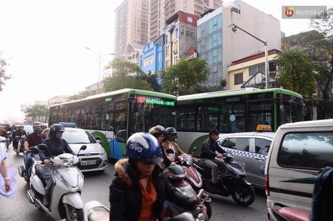 Buýt nhanh BRT lỗi kỹ thuật nằm giữa làn ưu tiên trên đường Láng Hạ - Ảnh 3.