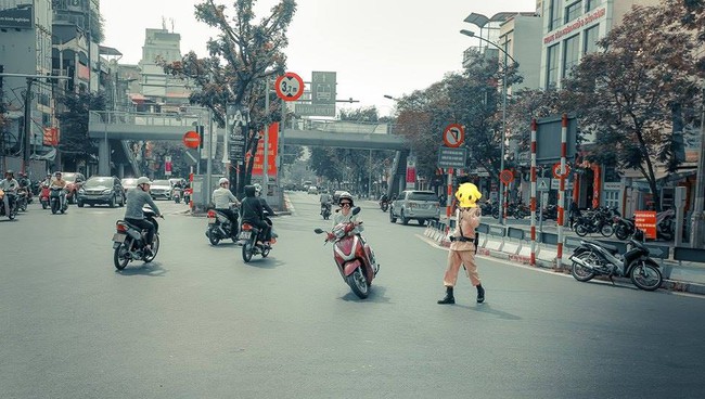 Em chỉ l&agrave; c&ocirc; g&aacute;i đi Lead đỏ, ngược chiều vượt đ&egrave;n đỏ tr&aacute;nh c&ocirc;ng an - Ảnh 1.