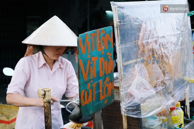 Từ tấm biển 10 năm của chị bán hàng rong Sài Gòn đến trào lưu Vịt lộn vịt dữa cút lộn làm mưa làm gió - Ảnh 6.