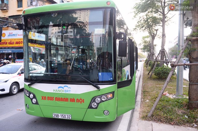 Buýt nhanh BRT lỗi kỹ thuật nằm giữa làn ưu tiên trên đường Láng Hạ - Ảnh 1.