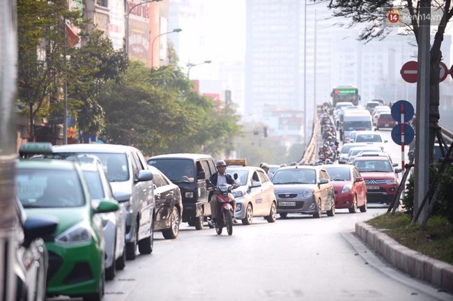 Bu&yacute;t nhanh BRT lỗi kỹ thuật nằm giữa l&agrave;n ưu ti&ecirc;n tr&ecirc;n đường L&aacute;ng Hạ - Ảnh 2.