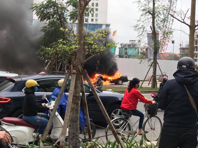 H&agrave; Nội: Ch&aacute;y &ocirc; t&ocirc; ở đường Ho&agrave;ng Đạo Thu&yacute;, lửa ch&aacute;y rừng rực - Ảnh 2.