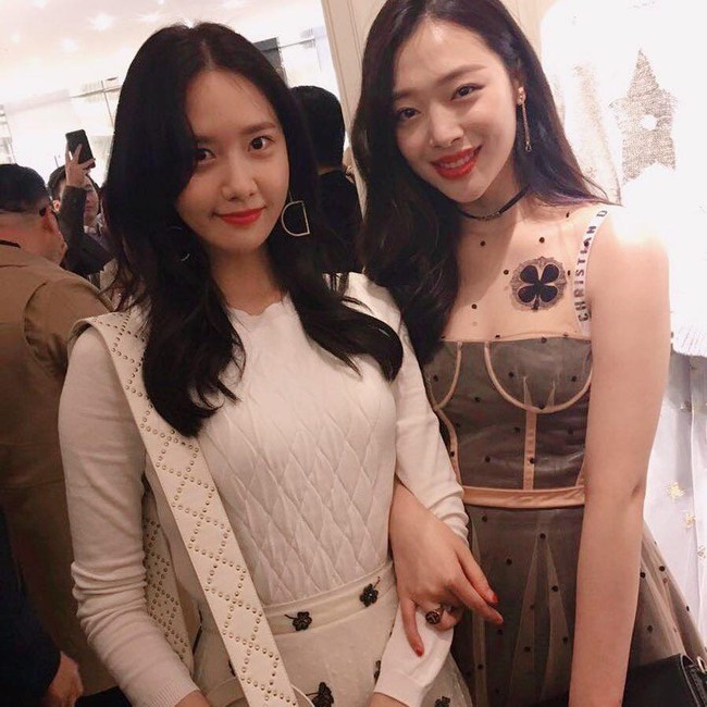 Nữ thần sắc đẹp Yoona v&agrave; con ghẻ Sulli trong c&ugrave;ng khung h&igrave;nh: Ai đẹp đẳng cấp hơn? - Ảnh 1.
