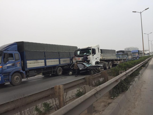 H&agrave;  Nội: Xe tải đ&acirc;m ngang &ocirc; t&ocirc; con, th&acirc;n xe n&aacute;t bươm - Ảnh 1.