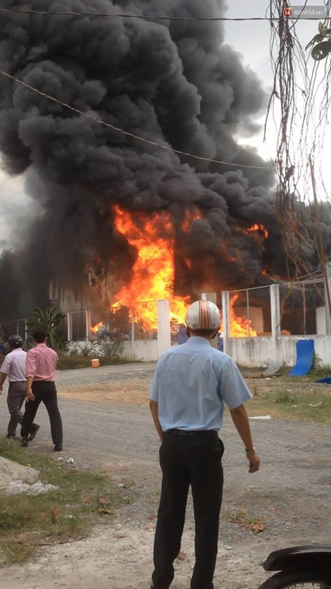 TPHCM: Cháy lớn ở kho hàng phế liệu hàng trăm mét vuông tại quận 9 - Ảnh 2.