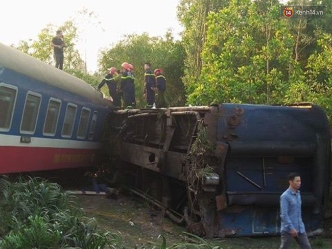 Tàu hỏa lật sau va chạm với xe tải, ít nhất 3 người tử vong - Ảnh 1.