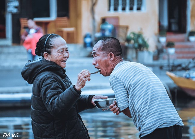 Bọn trẻ sợ anh, người lớn thở dài, chỉ có mẹ là âu yếm bón cơm cho đứa trẻ 51 tuổi - Ảnh 4.