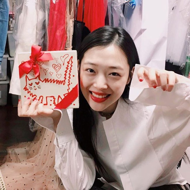 Chia tay Choiza, Sulli c&agrave;ng ng&agrave;y c&agrave;ng đẹp rạng ngời v&agrave; ngoan hiền hơn? - Ảnh 4.