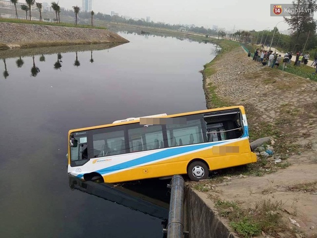 Đà Nẵng: Xe tải tông xe buýt rơi xuống hồ nước - Ảnh 3.
