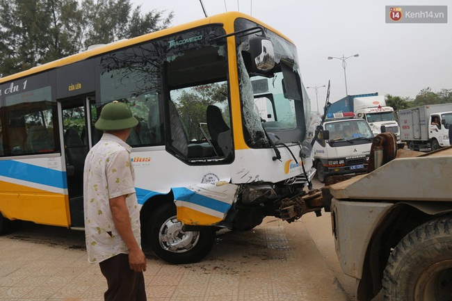 Đà Nẵng: Xe tải tông xe buýt rơi xuống hồ nước - Ảnh 4.
