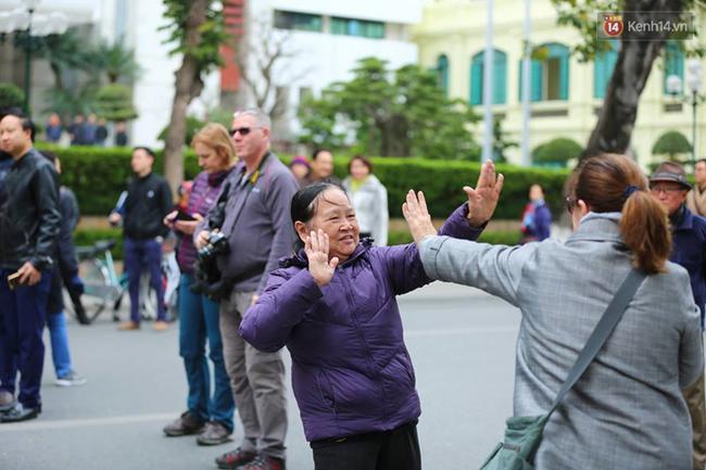 Ch&ugrave;m ảnh: N&aacute;o nhiệt h&ograve;a m&igrave;nh v&agrave;o kh&ocirc;ng kh&iacute; ng&agrave;y hội Li&ecirc;n hoan nghệ thuật đường phố H&agrave; Nội 2017 - Ảnh 4.