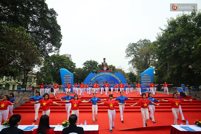 Ch&ugrave;m ảnh: N&aacute;o nhiệt h&ograve;a m&igrave;nh v&agrave;o kh&ocirc;ng kh&iacute; ng&agrave;y hội Li&ecirc;n hoan nghệ thuật đường phố H&agrave; Nội 2017 - Ảnh 1.