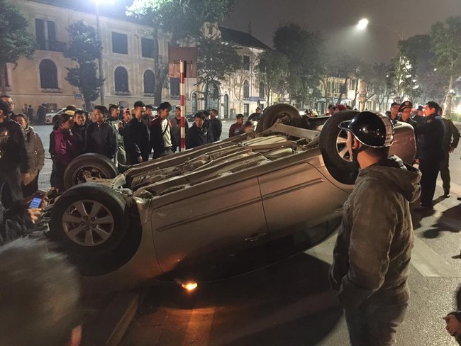 H&agrave; Nội: &Ocirc; t&ocirc; nằm phơi bụng tr&ecirc;n đường Đinh Ti&ecirc;n Ho&agrave;ng sau c&uacute; va chạm - Ảnh 1.