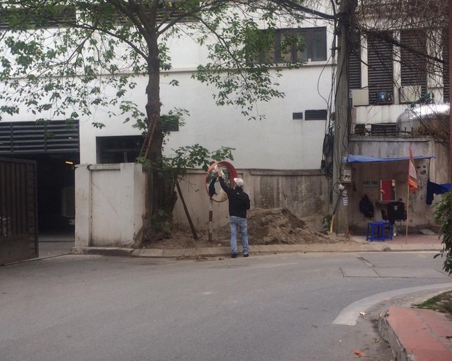 Ông chú cắt tóc dễ thương: Những lúc không có khách lại cầm bình xịt ra lau gương cầu lồi trên đường - Ảnh 2.