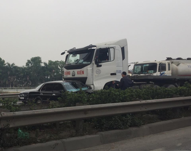 H&agrave;  Nội: Xe tải đ&acirc;m ngang &ocirc; t&ocirc; con, th&acirc;n xe n&aacute;t bươm - Ảnh 2.