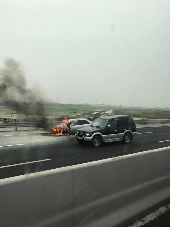 Đang cháy xe ô tô trên cao tốc Hà Nội - Hải Phòng, khói bốc cao ngùn ngụt - Ảnh 4.