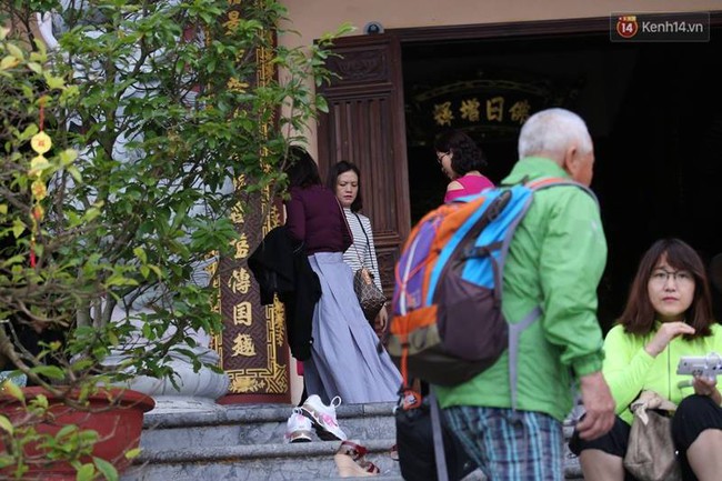 Đà Nẵng: Nhà chùa cho khách mượn váy quây để không ăn mặc phản cảm ở nơi tôn nghiêm - Ảnh 1.