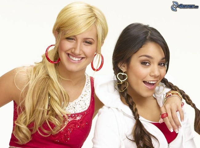 Fan thích thú với bản song ca của 2 bà chị già High School Musical: Ashley Tisdale và Vanessa Hudgens - Ảnh 1.