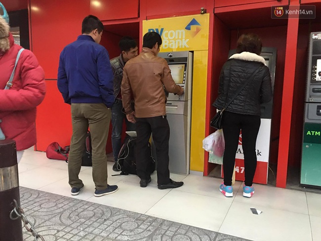 H&agrave; Nội: Người d&acirc;n bất ngờ khi c&acirc;y ATM nhả to&agrave;n tờ giấy in chữ 500 ngh&igrave;n đồng - Ảnh 4.