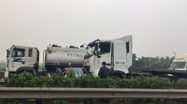 H&agrave;  Nội: Xe tải đ&acirc;m ngang &ocirc; t&ocirc; con, th&acirc;n xe n&aacute;t bươm - Ảnh 3.