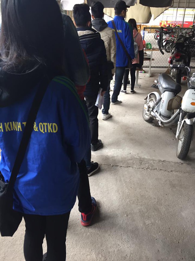 Sinh vi&ecirc;n Đại học xếp h&agrave;ng chờ lấy v&eacute; gửi xe - Ảnh 2.