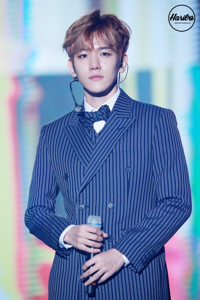 Baekhyun (EXO) bị pháo hoa rơi trúng đầu khi đang biểu diễn - Ảnh 7.