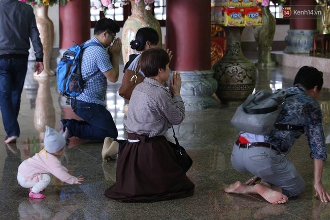 Đà Nẵng: Nhà chùa cho khách mượn váy quây để không ăn mặc phản cảm ở nơi tôn nghiêm - Ảnh 2.