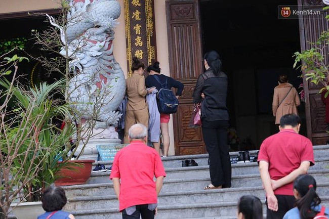 Đà Nẵng: Nhà chùa cho khách mượn váy quây để không ăn mặc phản cảm ở nơi tôn nghiêm - Ảnh 5.