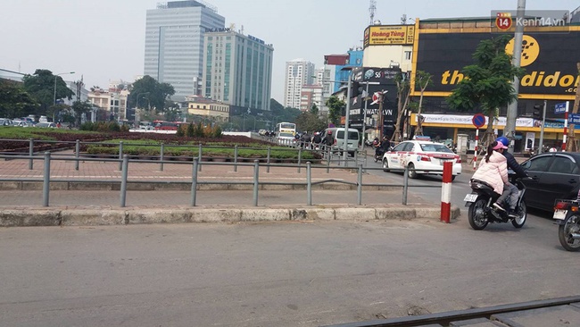 H&agrave; Nội: H&agrave;ng chục nữ sinh hỗn chiến trong đ&ecirc;m ở ng&atilde; tư Đại Cồ Việt - Ảnh 3.