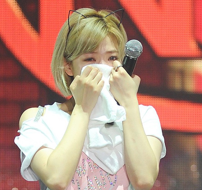Jungyeon bật khóc nức nở tại concert của TWICE - Ảnh 1.