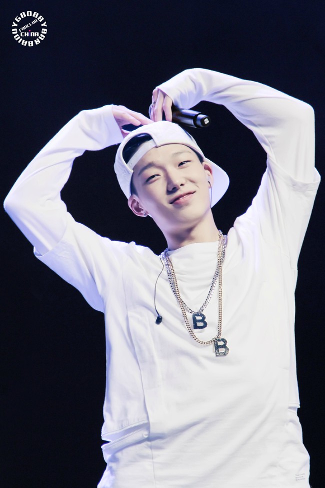 Vừa gi&uacute;p IU xong, G-Dragon quay sang bắt tay PSY hạ bệ IU? - Ảnh 4.